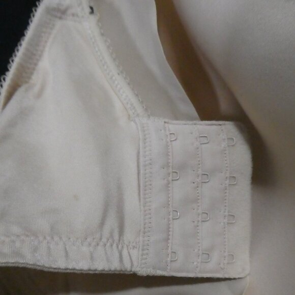 WACOAL | 40 DDD | Elegant Beige Comfort Bra | Wired | *Padding Not Included - Picture 9 of 13